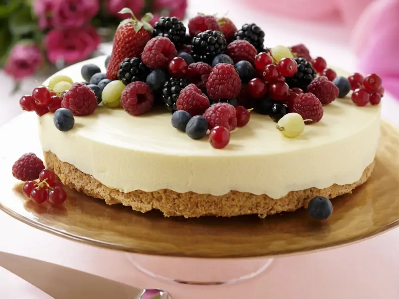 Eistorte mit weißer Schokolade und Beeren