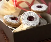 Plätzchen mit Johannisbeergelee