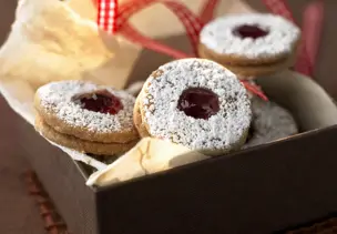 Plätzchen mit Johannisbeergelee