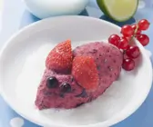Beereneis mit Joghurt-Limetten-Soße