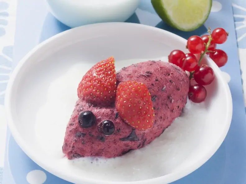 Beereneis mit Joghurt-Limetten-Soße