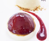 Weinbergpfirsich mit Verbenen-Eis