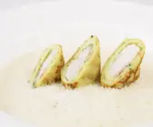 Weißkohl-Riesling-Suppe mit Aal-Röllchen
