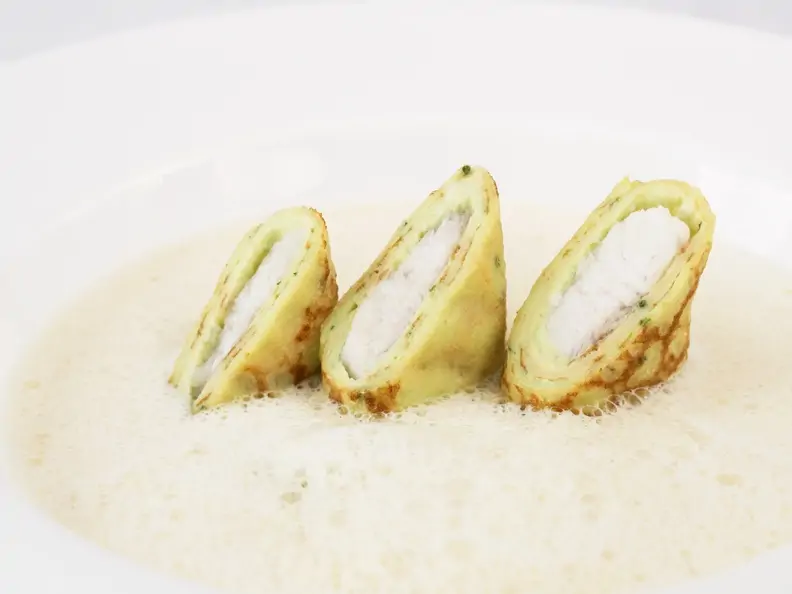 Weißkohl-Riesling-Suppe mit Aal-Röllchen