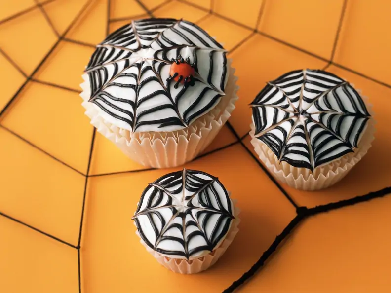 Spinnennetz-Cupcakes für Halloween