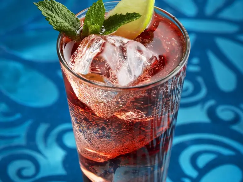 Mojito mit Cranberrysaft