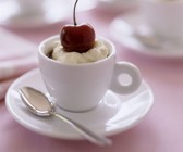 Kaffeemousse mit Kirsche