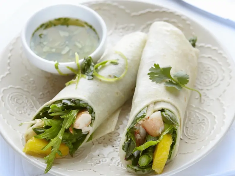 Shrimps-Mango-Wraps mit Koriander-Dip