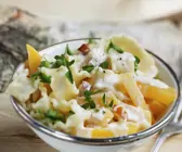 Nudeln mit Käse-Sahne-Soße und Goldrübchen