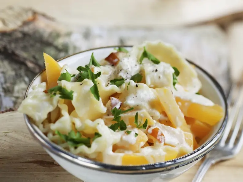 Nudeln mit Käse-Sahne-Soße und Goldrübchen