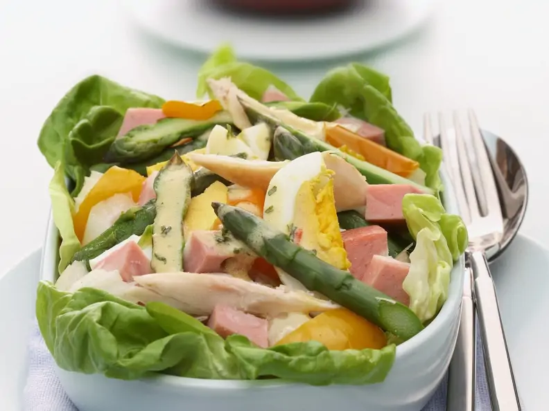 Spargel-Schinken-Salat mit Ei und Senfvinaigrette