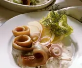 Matjes mit Zwiebel, Apfel, Rahm und Dill (Hausfrauen Art)