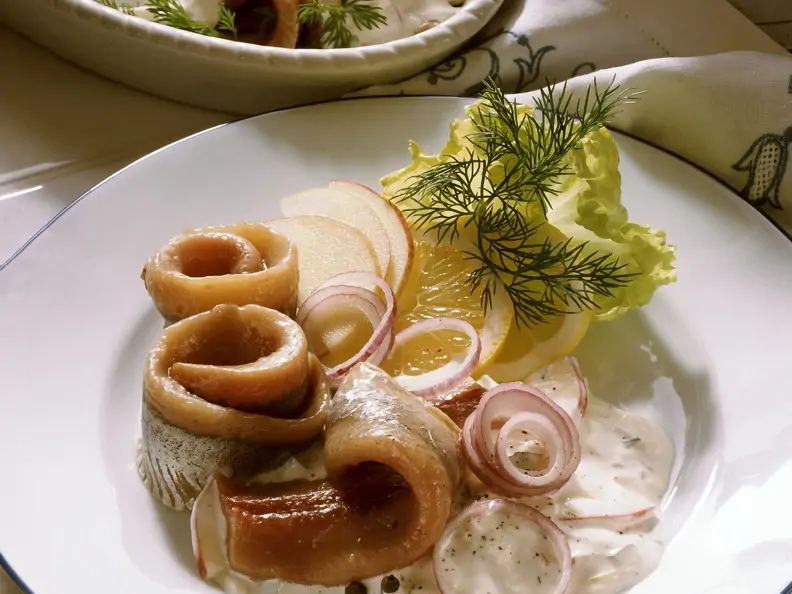 Matjes mit Zwiebel, Apfel, Rahm und Dill (Hausfrauen Art)