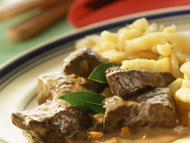Wildgulasch mit Spätzle