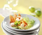 Garnelen mit Friseesalat, Papaya und Pinienkernen