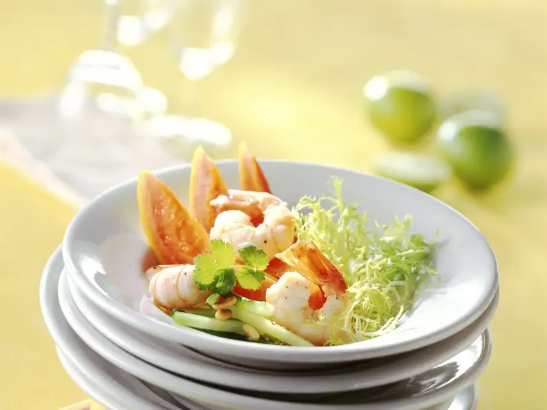 Garnelen mit Friseesalat, Papaya und Pinienkernen
