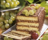 Biskuitkuchen mit Schokoladencreme und Trauben