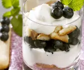 Heidelbeer-Schichtdessert