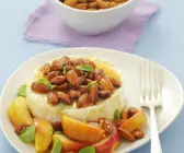 Warmer Camembert mit Honig-Mandeln und Apfel