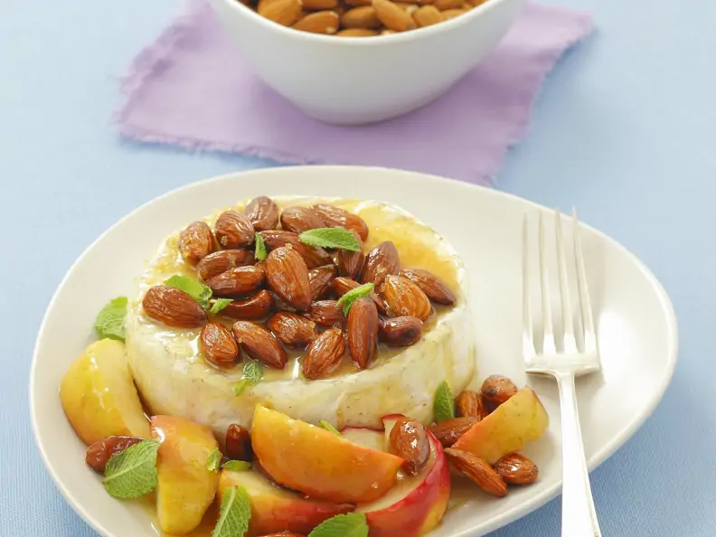 Warmer Camembert mit Honig-Mandeln und Apfel