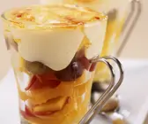 Obstsalat mit Vanille-Karamell-Haube