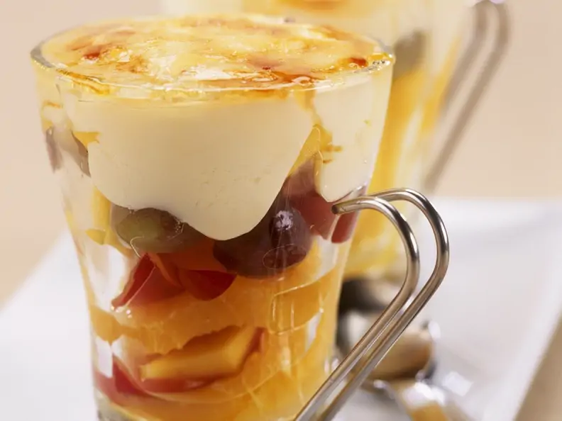 Obstsalat mit Vanille-Karamell-Haube