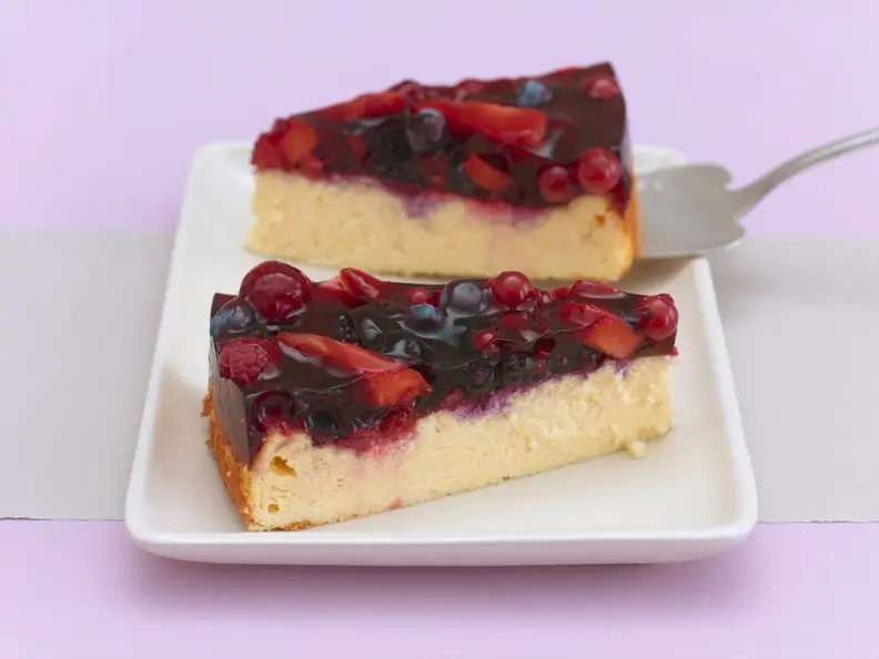 Käsekuchen mit Rote-Grütze-Haube