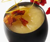 Obst-Cocktail mit Essblüten