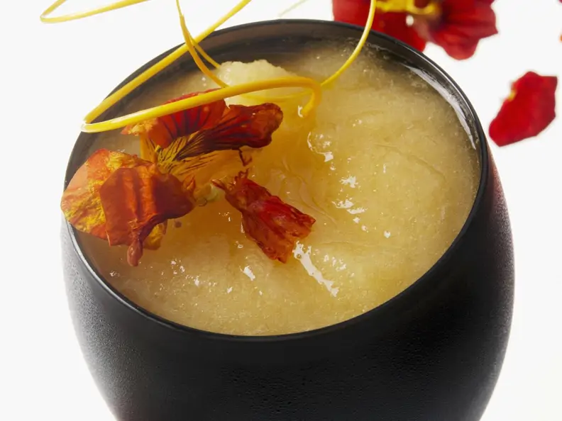 Obst-Cocktail mit Essblüten