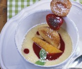 Grießbrei mit Obstspieß