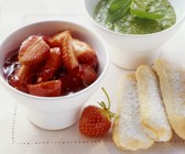 Erdbeerkompott mit süßen Minz-Basilikum-Pesto