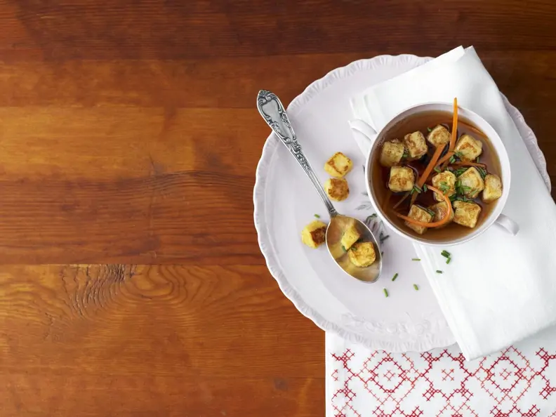 Wildsuppe mit Croutons aus Wachteleiern