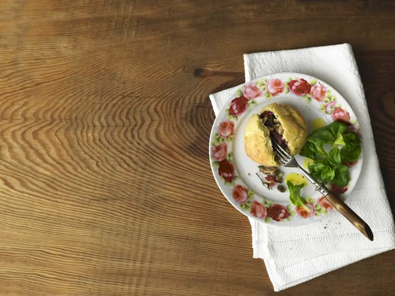 Pikanter Krapfen mit Hirschschinken und Pilzen