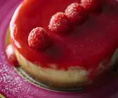 Käsekuchen mit weißer Schokolade und Himbeerglasur