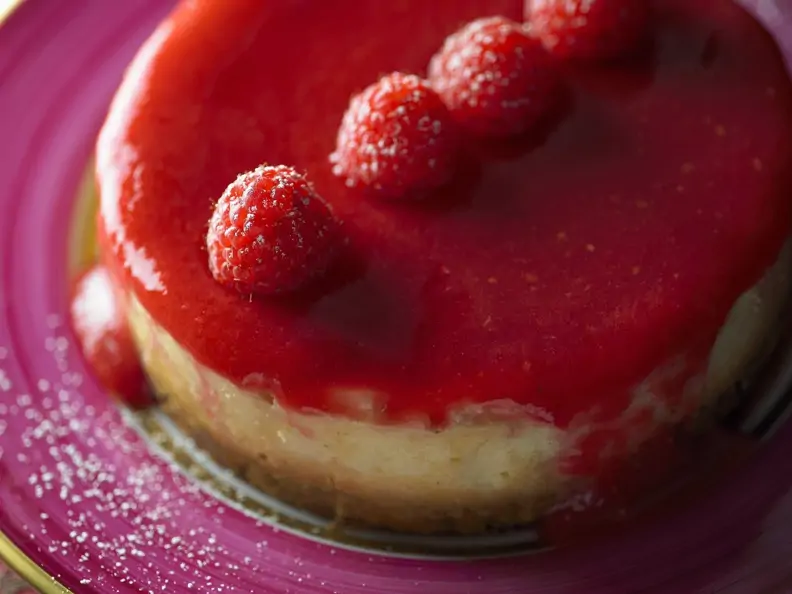 Käsekuchen mit weißer Schokolade und Himbeerglasur