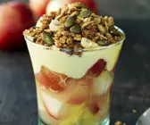 Apfel-Trifle mit Joghurt und Kürbiskernen