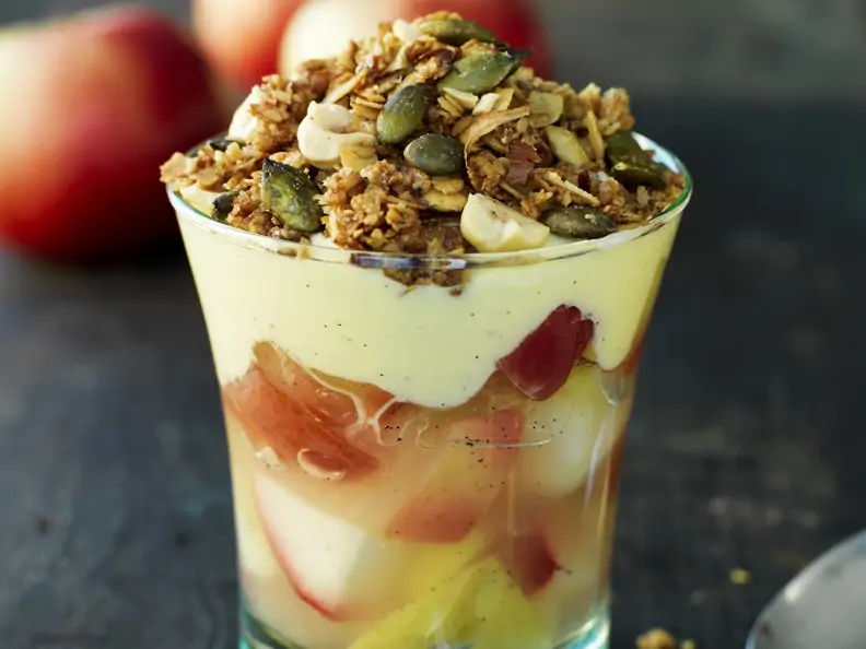 Apfel-Trifle mit Joghurt und Kürbiskernen