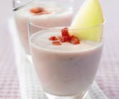 Joghurt-Smoothie mit Erdbeeren und Melone