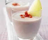 Joghurt-Smoothie mit Erdbeeren und Melone