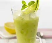 Gurken-Smoothie mit Zitronensorbet