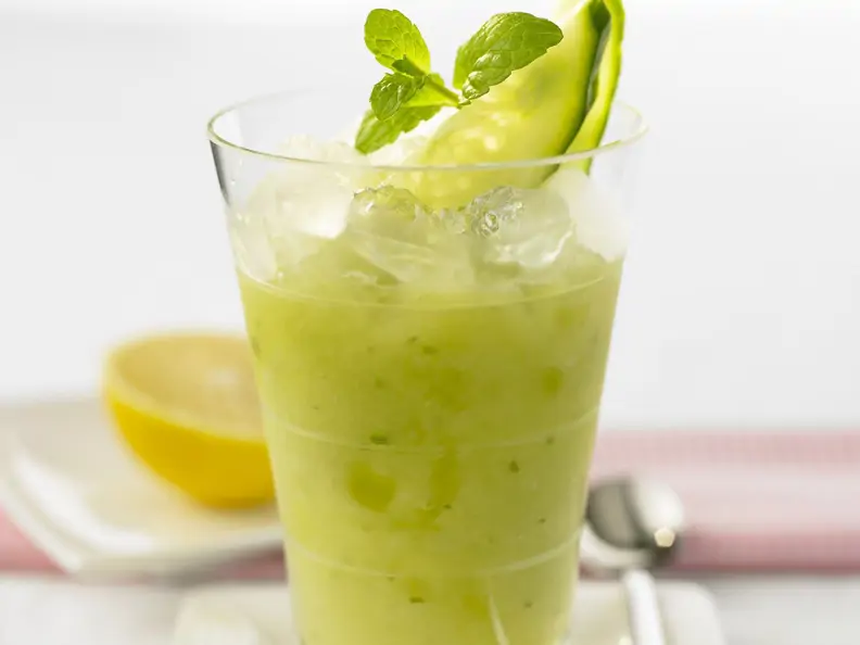 Gurken-Smoothie mit Zitronensorbet