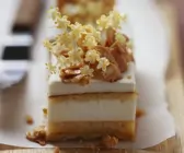 Mandelkuchen mit Holunderblütencreme