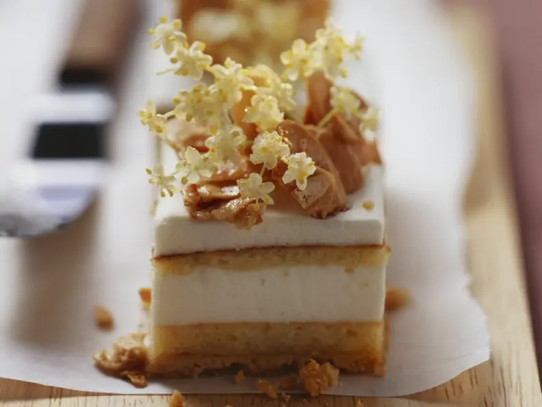 Mandelkuchen mit Holunderblütencreme