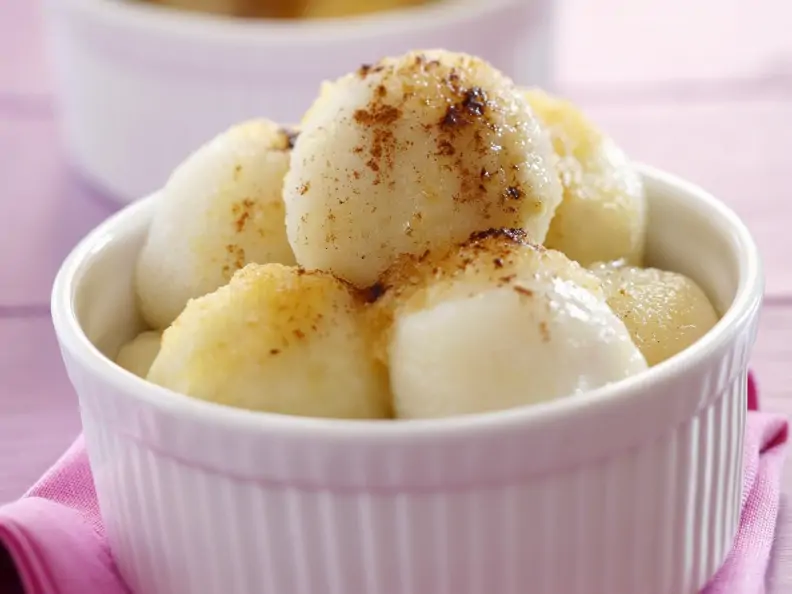 Süße Knödel mit Zwetschgenfüllung