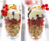 Müsli mit Johannisbeeren und Vanillejoghurt