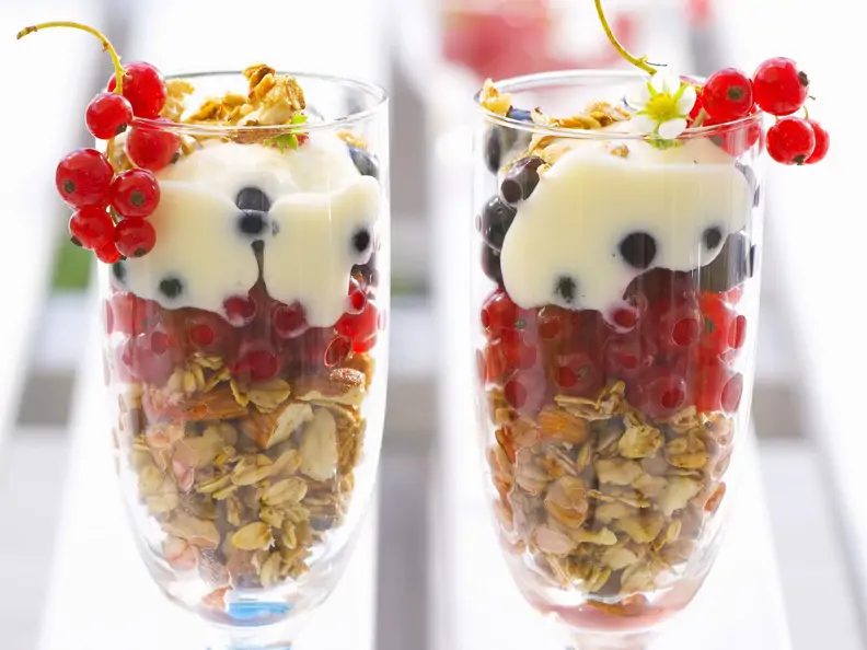 Müsli mit Johannisbeeren und Vanillejoghurt