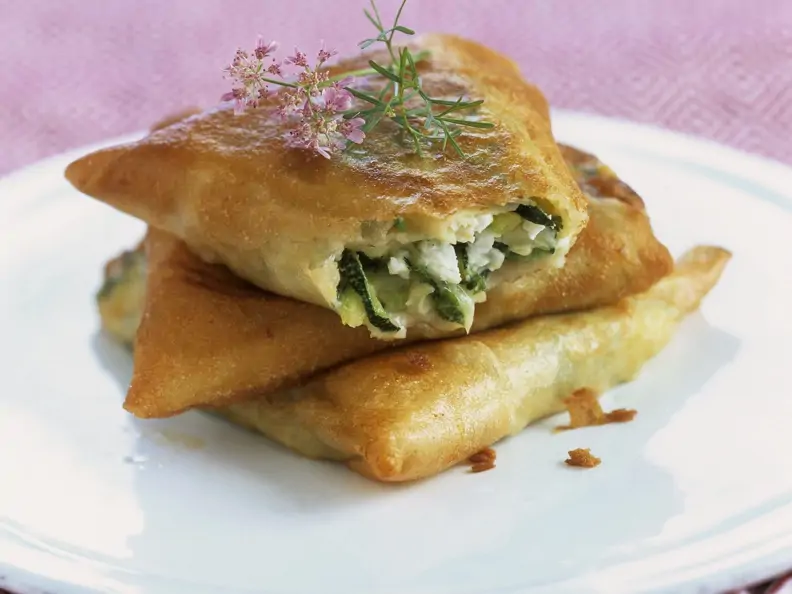 Zucchini-Feta-Taschen aus Brickteig