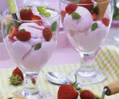 Erdbeer-Sauerrahm-Eis