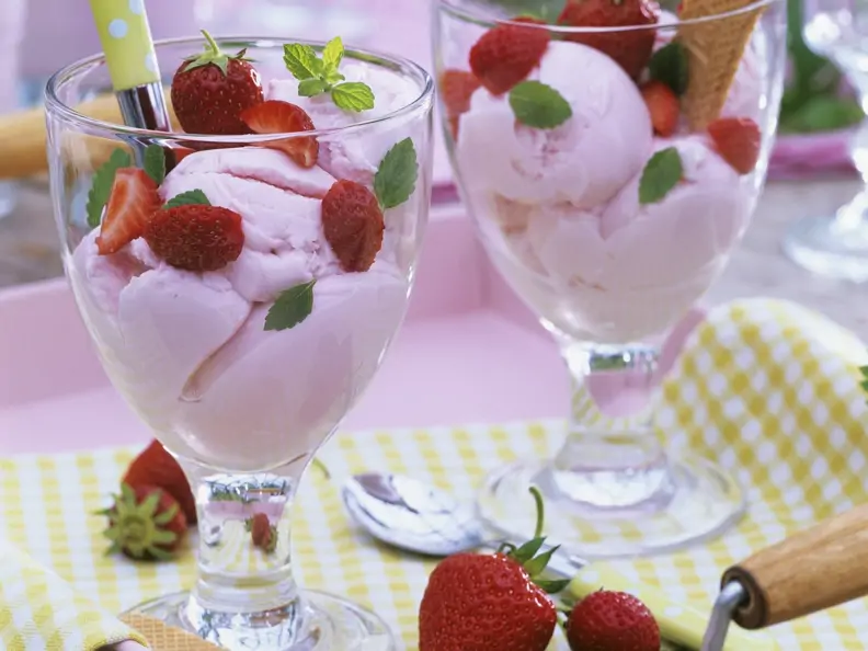Erdbeer-Sauerrahm-Eis