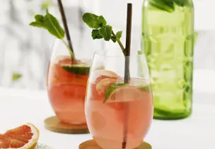 Grapefruit-Drink mit Limette